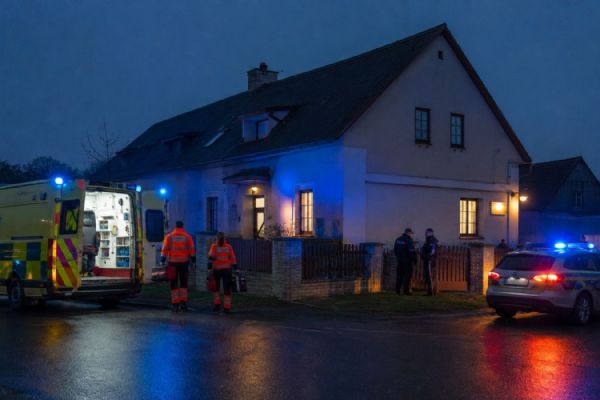 V Čerňovicích se muž polil benzinem a zapálil. Oheň uhasili lidé, má popáleniny