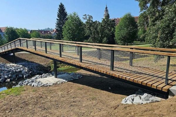 V Jelení zahradě v Českém Krumlově otevřeli novou lávku přes Polečnici. Dokončila okruh stezek