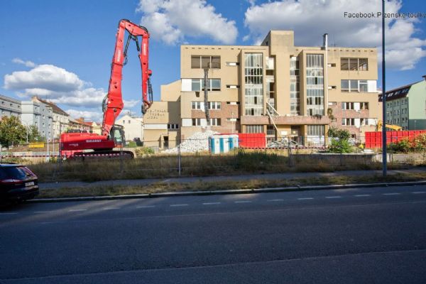V Korandově ulici postupně mizí škodovácká vývařovna. Nahradí ji rezidenční projekt Byty Korandova