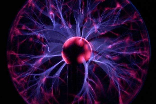 V Techmanii se elektřina lepí na prsty. Plazmová koule ukazuje fyziku jako barevnou show