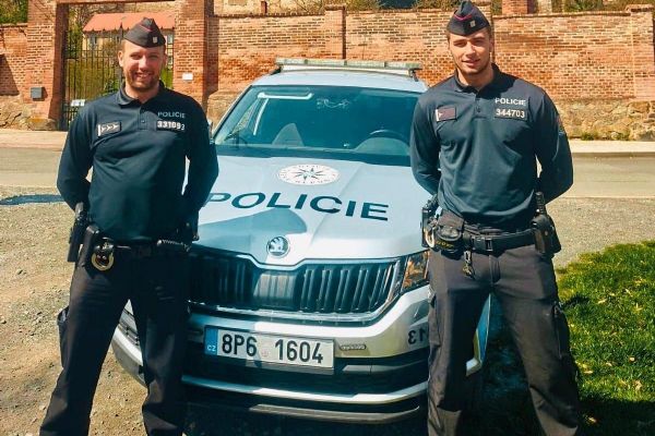 Ve Stodu zkolaboval muž. Policisté ho po masivním infarktu oživovali přímo u silnice