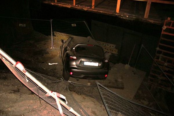 Vjel do uzavírky u Sulkova a skončil ve výkopu. Při noční nehodě se zranila spolujezdkyně