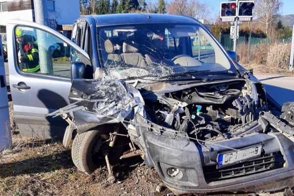 Vlak u Mirošova srazil dodávku, řidič auta po nehodě utekl