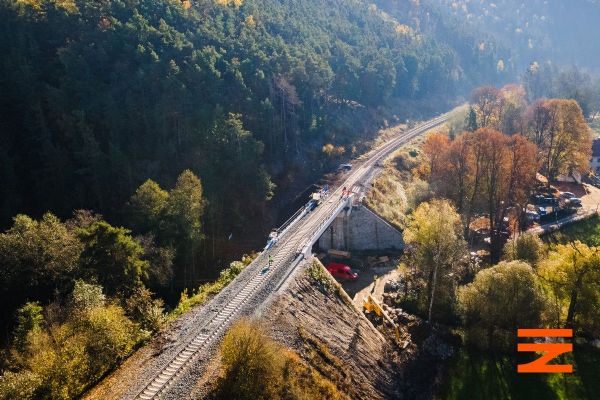 Vlaky se vrátily mezi Plzní a Žatcem po modernizaci mostů a tunelu