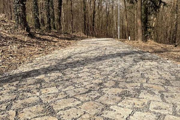 Výsluní má novou žulovou cestu. Projekt vyšel na 4,4 milionu korun