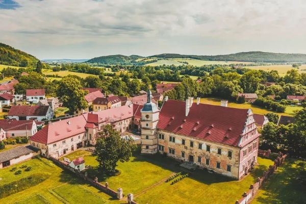 Zámek Červené Poříčí rozkvete. Výstavu doplní Hradozámecká noc při svíčkách a světlech