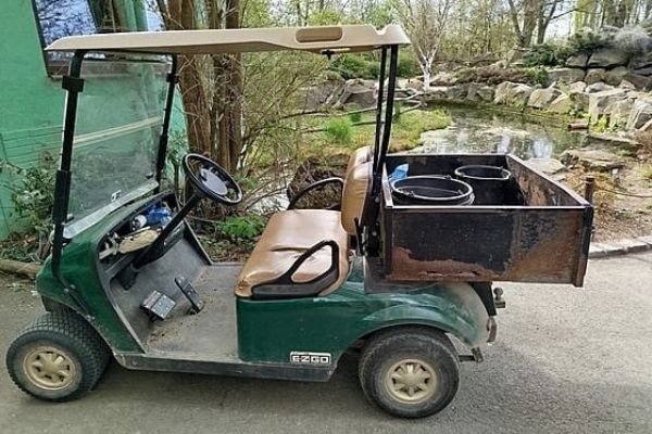 Ze zoo v Plzni zmizel zelený golfový vozík. Zloděj odnesl i vysílačky a nářadí