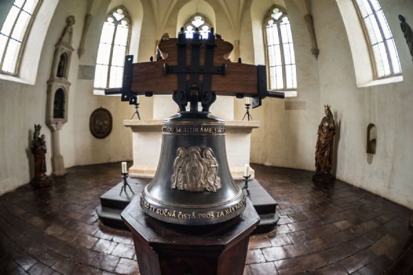 Zvon, který vznikl před očima návštěvníků, znovu rozezní Švihov