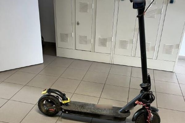 Muž v Plzni přiložil oběti nůž ke krku a ujel na jeho koloběžce