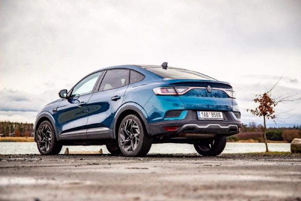 Na nový Renault Arkana nemusíte čekat. Auto CB nabízí skladové vozy se slevou až 160 tisíc