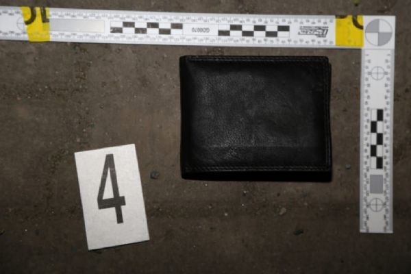 Statečný senior se bránil holí, útočník mu ukradl peněženku i průkaz veterána