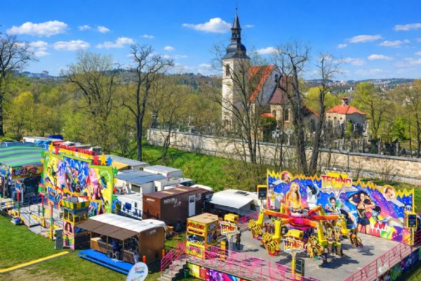 U sv. Jiří začíná pouť. Doubravku čekají kolotoče, uzavírky i zvýšená bezpečnostní opatření