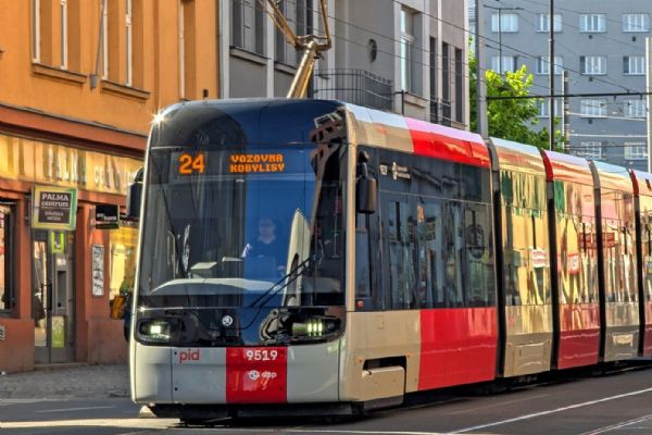 Horko zastavilo tramvaje mezi Florencí a Palmovkou. Výplň u kolejí poškodila vozy