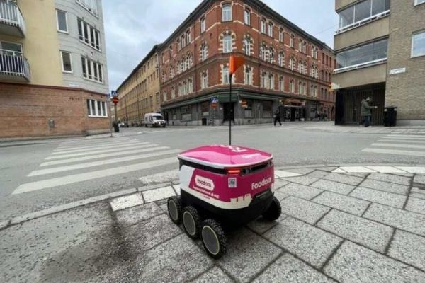 Autonomní vozítka v Karlíně budí pozornost, krátká zastavení jsou součástí provozu