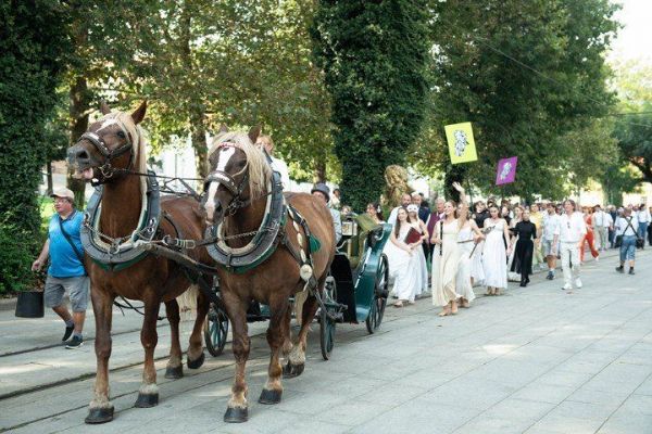 Centrum Plzně ovládnou herci, zpěváci i tanečníci. Průvod Vendelín zahájí novou sezonu DJKT