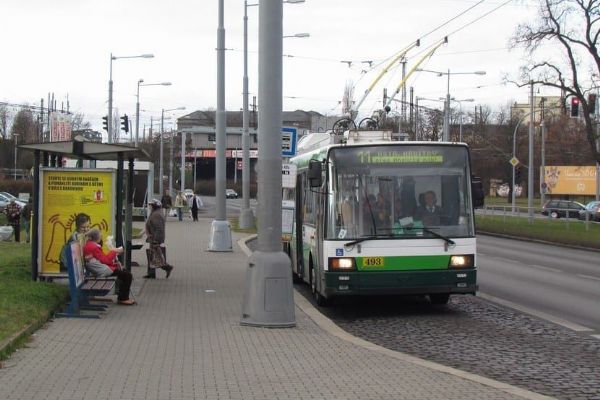 Cestující v Plzni čekají změny. Zastávky Letná se přesunou kvůli stavbě lávky