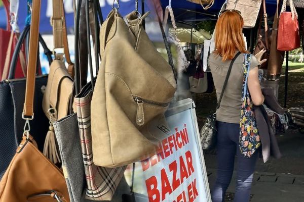 Dobročinný bazar vynesl dětem celkem 30 tisíc. Plzeňané darovali přes 700 kabelek