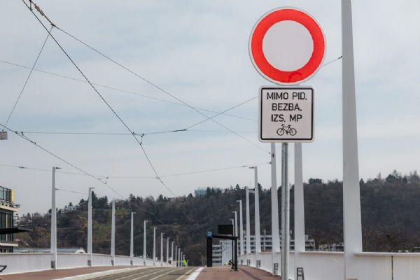Dvorecký most slouží MHD a cyklistům, motorkáři žádají změnu