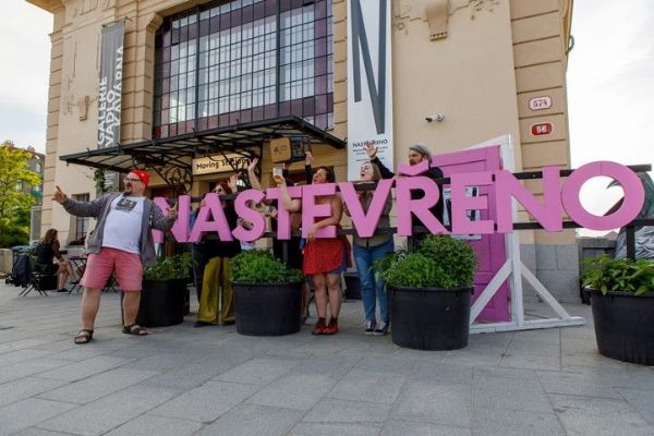 Festival Nastevřeno promění plzeňské Bory. Divadlo obsadí ulice, byty i kostel