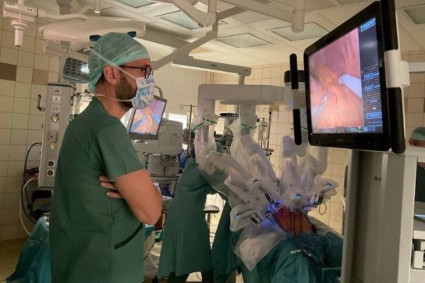 FN Plzeň rozšířila robotické operace. Přibyly zákroky na plicích a v oblasti hlavy a krku