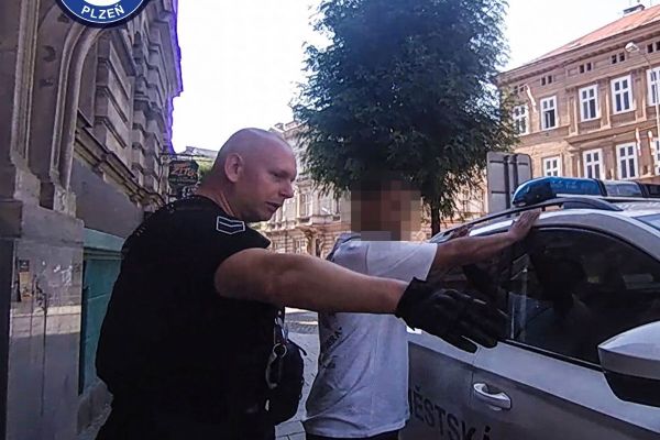 Hlasitá hudba prozradila hledaného muže. V plzeňském bytě byl člověk s příkazem k zatčení