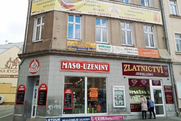 Hradec Králové bojuje proti vizuálnímu smogu: Nový manuál pro podnikatele