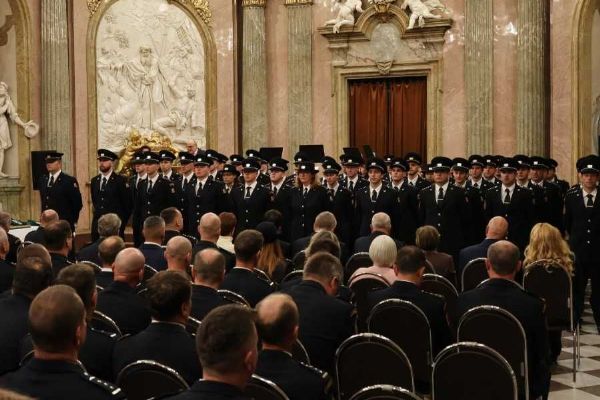 Hrdinové Olomouce oceněni: 60 hasičů získalo medaile za službu a statečnost