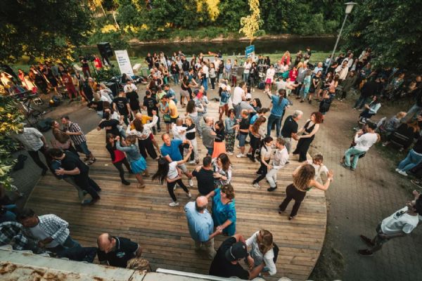 Hudba, náplavka a vstup zdarma. River Sound se letos přesouvá k Trojmostí