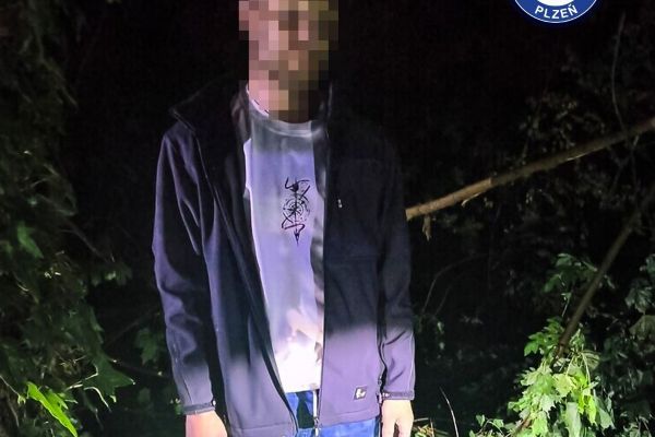 Hustý dým u trati zalarmoval hlídky. V provizorním stanu pálili kabeláž