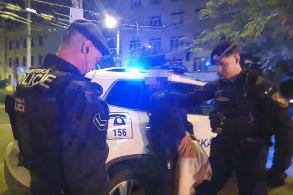 Incident u kruhového objezdu - agresivní muž skončil na záchytce