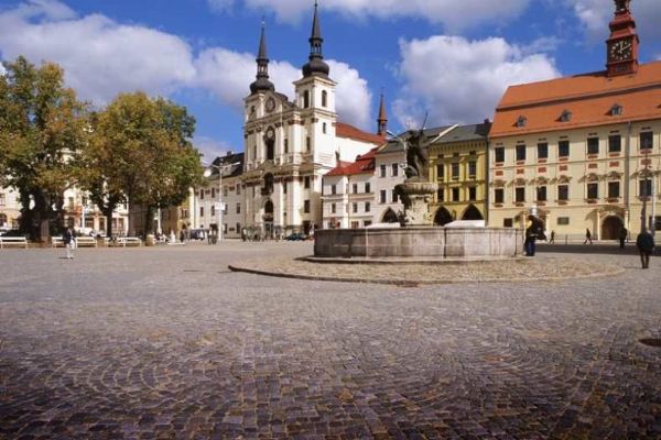Jihlava bojuje s nedostatkem veřejných toalet: mobilní WC a spolupráce s podniky