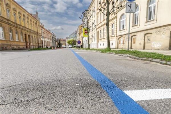Jihlava řeší parkování: petice proti modrým zónám a návrh na bílá místa