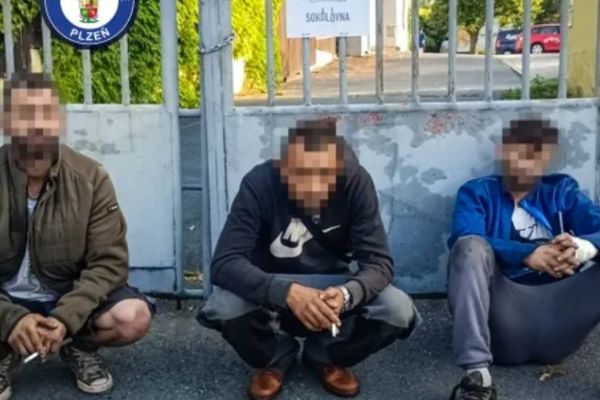 Jiskry pod autem prozradily zloděje katalyzátorů. Pak přišly další problémy