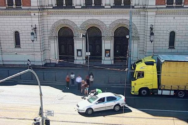 Kamera zachytila střet auta s kurýrem na elektrokoloběžce (video)