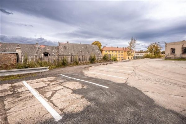 Konec volného parkování u Jihlavanu: žluté kříže pro zajištění průjezdnosti