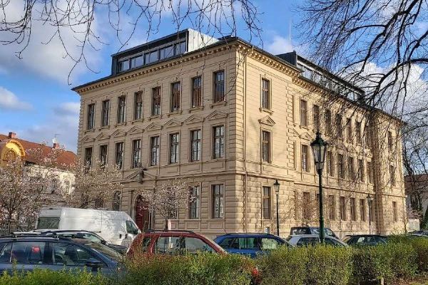 Kutná Hora dokončila úpravy okolí knihovny Na Náměti. Přibylo pítko s mlžítkem i nová zeleň