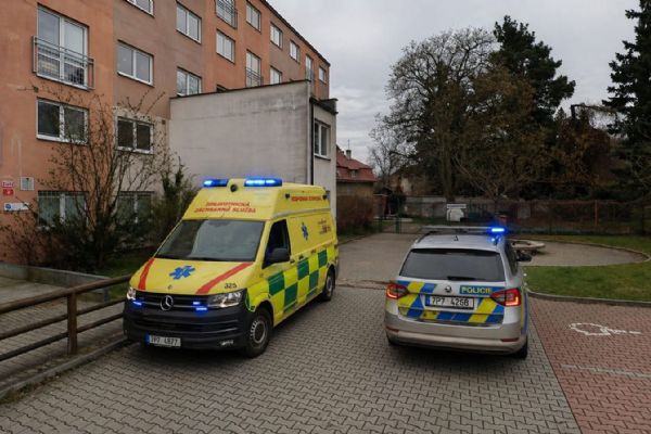Kyselina do obličeje před mateřskou školou. Plzeňský soud řeší brutální útok