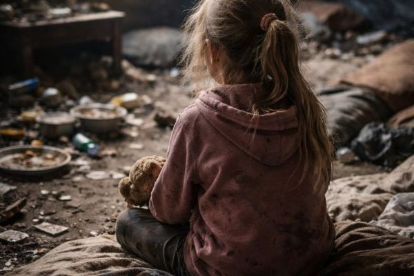 Malá holčička žila v drogovém doupěti, ve špíně, o hladu. Už je v pěstounské péči