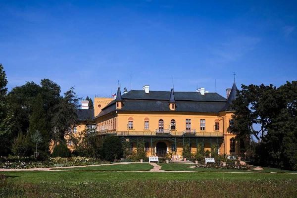 Mimořádné prohlídky na zámku Slatiňany povede kastelán Jaroslav Bušta