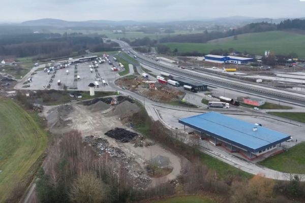Na D5 u Rozvadova je zavřená velká část odpočívky. Řidiči tam nenatankují ani nezaparkují
