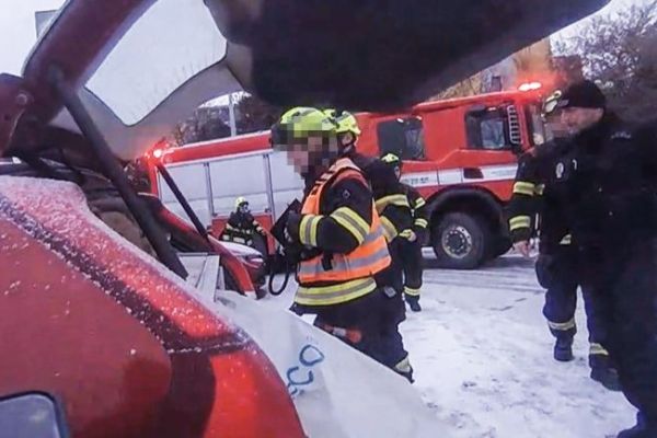 Na Plaské v Plzni našli v autě nehybnou ženu, která tam přespávala