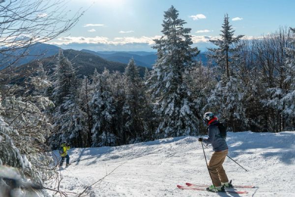 Na Špičáku je stále až 60 cm sněhu. Víkend přidá testování vybavení zdarma a muziku