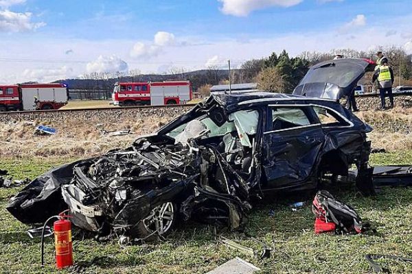 Nehoda na Klatovsku. Osobní vlak srazil Audi, dva lidé utrpěli zranění