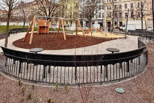 Nové hřiště na náměstí Jiřího z Poděbrad budí pozornost, debata se zaměřila na jeho podobu