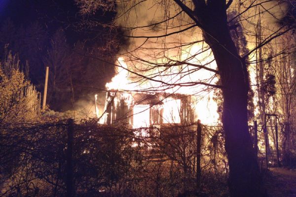 Obří požár na Rokycansku zničil chatu za miliony. Hasiči z plamenů vynesli i plynovou lahev