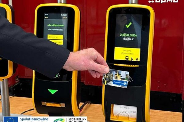 Olomouc zavádí platby kartou v MHD: Moderní validátory ještě letos v tramvajích a autobusech