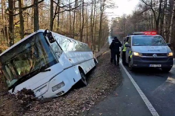 Opilce na drogách, který naboural autobus obvinila policie