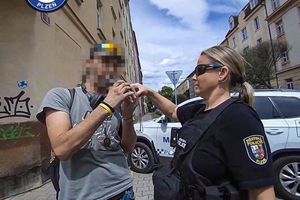 Opilý cyklista kličkoval po chodníku v Plzni. Nadýchal téměř dvě promile