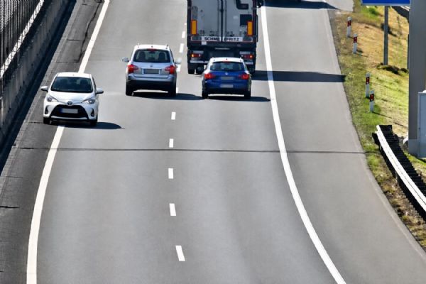 Osmdesátiletý řidič jel po D5 v protisměru. Vyhýbaly se mu desítky aut