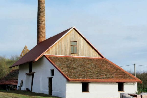 Památkami roku v Plzeňském kraji jsou cihelna v Boubíně a mariánský sloup ve Stříbře